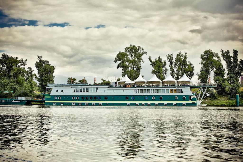 Botel Rohan Boat