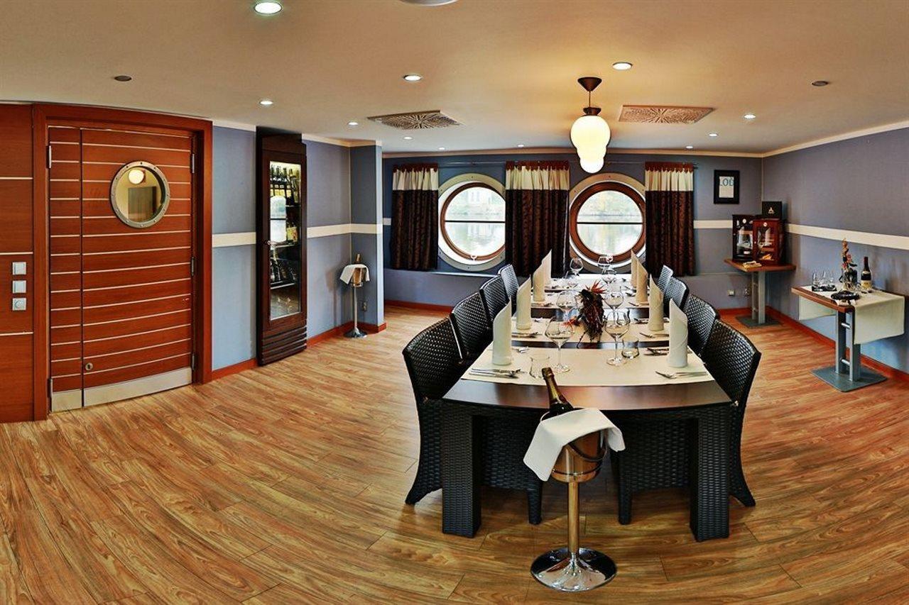 Rohan Boat Praag