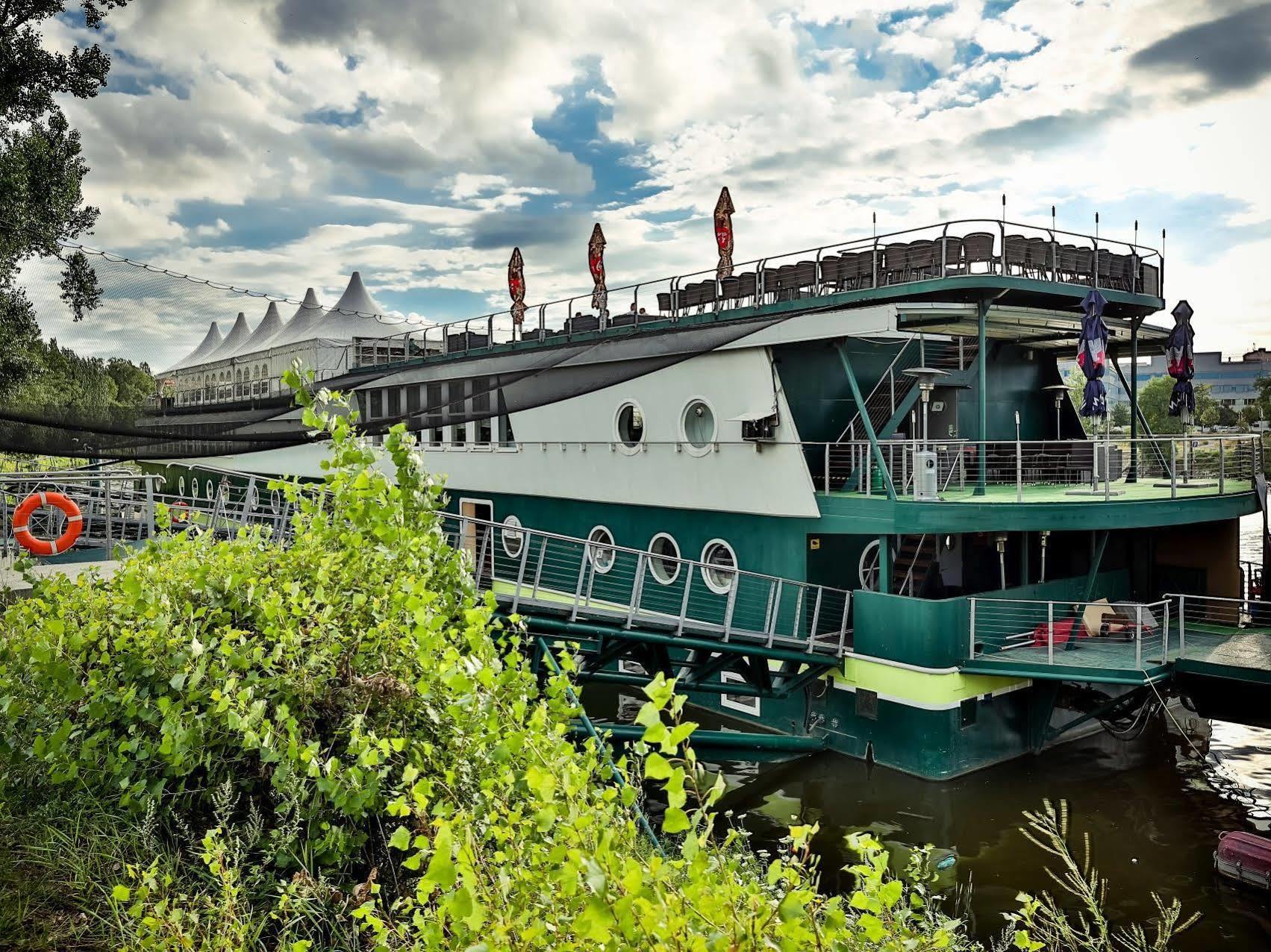 Rohan Boat Botel 3*
